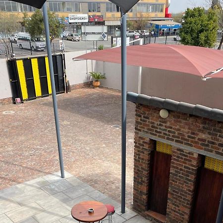 Africa Footprints Lodge Kempton Park Extérieur photo