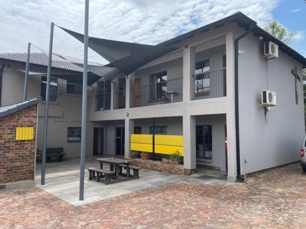 Africa Footprints Lodge Kempton Park Extérieur photo
