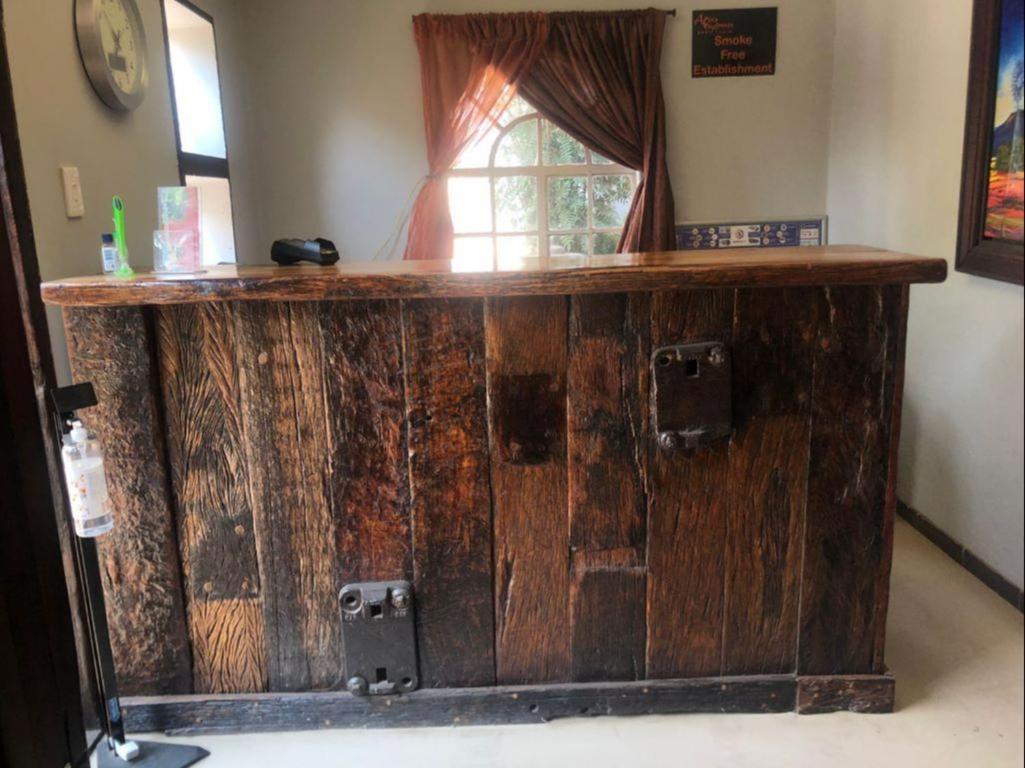 Africa Footprints Lodge Kempton Park Extérieur photo