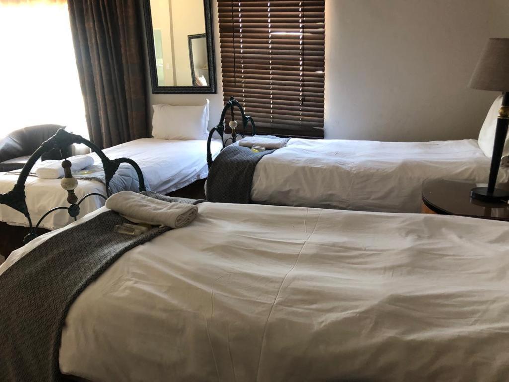 Africa Footprints Lodge Kempton Park Extérieur photo