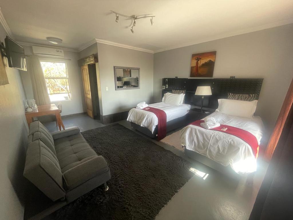 Africa Footprints Lodge Kempton Park Extérieur photo